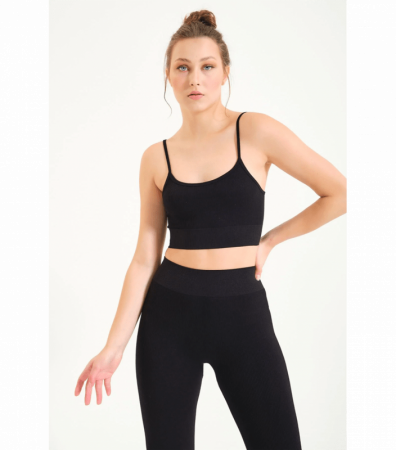 Бесшовный спортивный топ на тонких бретельках