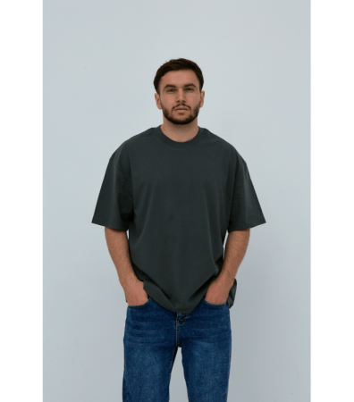 Чоловіча футболка oversize-крою з широкою горловиною