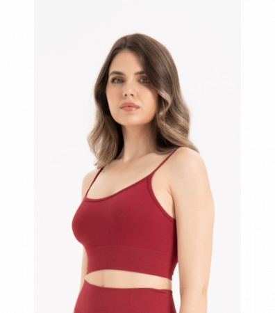 Бесшовный спортивный топ на тонких бретельках